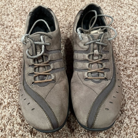 Clarks women’s wave olive nubuck Sneakers - Picture 1 of 9